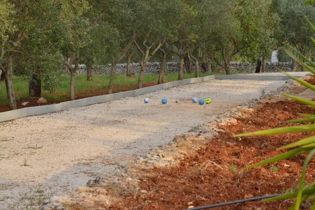 Il campo da bocce fra gli ulivi e i muretti a secco