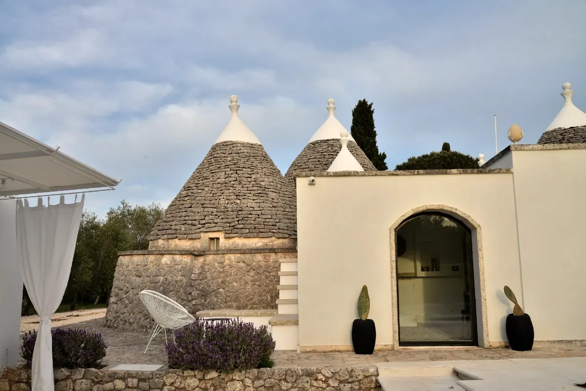 The arched entrance between lavender and prickly pears