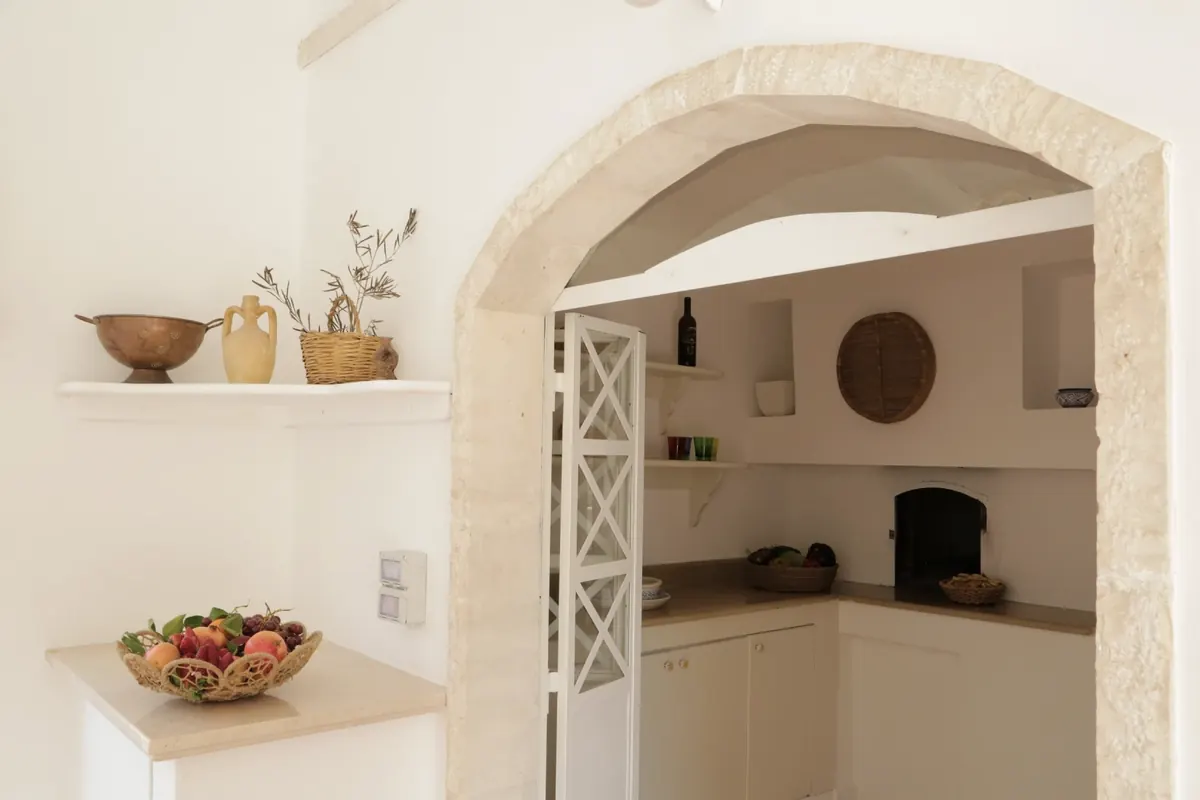 The veranda: the kitchen arch and the shelf with amphorae